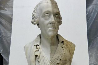 André Brenet "Buste de Charles Du Couedic" en cours de nettoyage