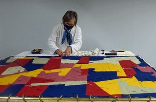 Intervention de la restauratrice de textiles Montaine Bongrand sur la tapisserie "Noeud de miroirs" de Jean Deyrolle