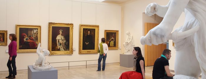 Visiteurs en salle de peinture française