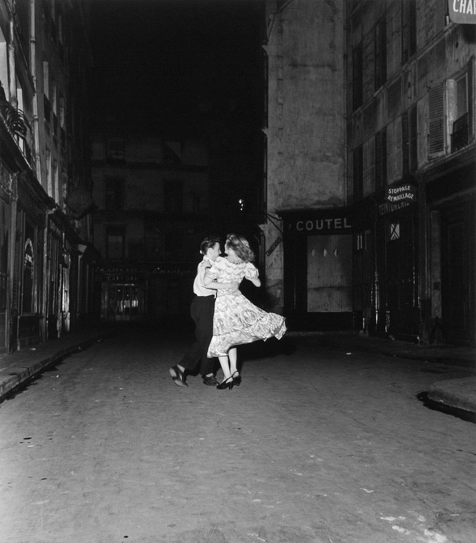 Robert Doisneau (1912-1994) - La Dernière valse du 14 juillet, Paris, 1949 - 33.5 x 38.5 cm © Atelier Robert Doisneau (See the caption hereafter)