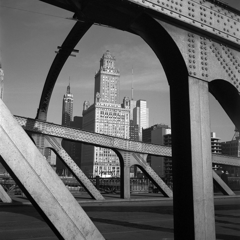 Vivian Maier (1926-2009), Chicago, IL, architecture - photographie © Estate of Vivian Maier, Courtesy of Maloof Collection and Howard Greenberg Gallery, NY (Voir légende ci-dessous)