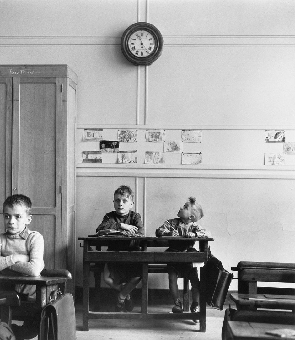 Robert Doisneau (1912-1994) - Le Cadran scolaire, Paris, 1956 - 24.5 x 28.2 cm © Atelier Robert Doisneau (See the caption hereafter)