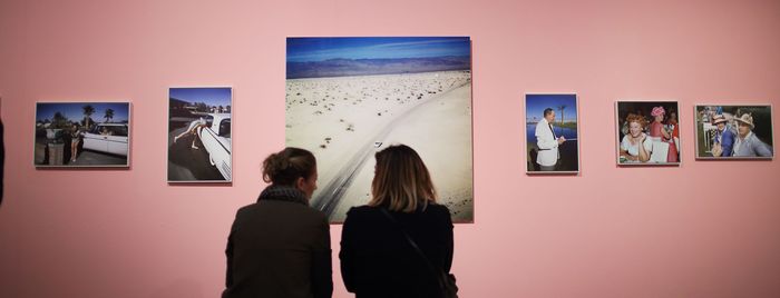 Visiteurs dans l'exposition "Robert Doisneau, l’œil malicieux" © Quimper Bretagne Occidentale / Pascal Perennec