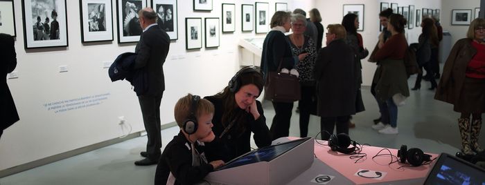 Visiteurs dans l'exposition "Robert Doisneau, l'oeil malicieux"
