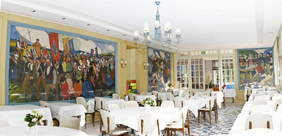 La salle de restaurant de l'hôtel Kermoor de Bénodet avec le décor de Pierre de Belay © Lionel Flageul (Voir légende ci-après)