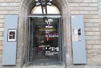Signalétique bilingue sur la porte d'entrée du musée
