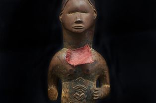 Statuette représentant un ancêtre, Peuple Bembé, République démocratique du Congo, début du XXe siècle - Bois, 15 cm © Bernard Galéron