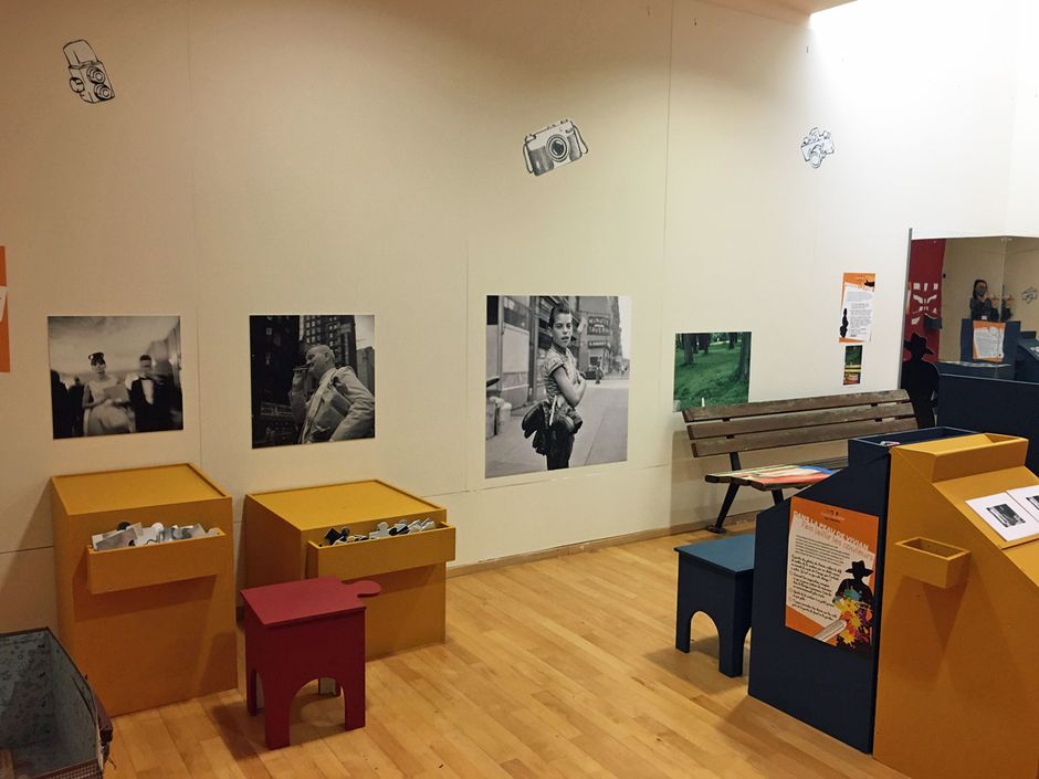 Vue d'ensemble de la salle jeune public "Secrets d'atelier : objectif Vivian Maier" (Voir légende ci-après)