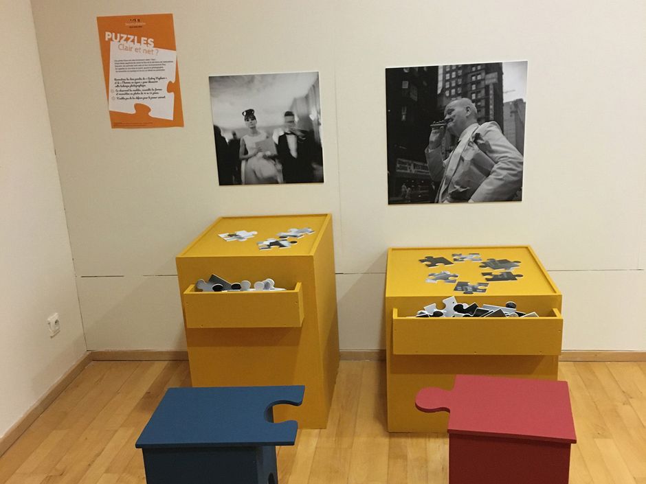 Salle jeune public "Secrets d'atelier : objectif Vivian Maier" : les puzzles (Voir légende ci-après)