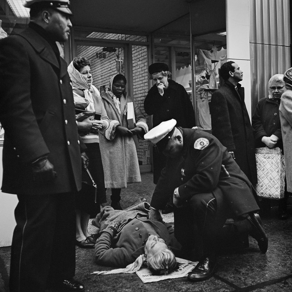 Vivian Maier (1926-2009), Chicago, 21 décembre 1961, tirage photographique de 2014, 40 x 50 cm © Estate of Vivian Maier, Courtesy of Maloof Collection and Howard Greenberg Gallery, NY (Voir légende ci-dessous)