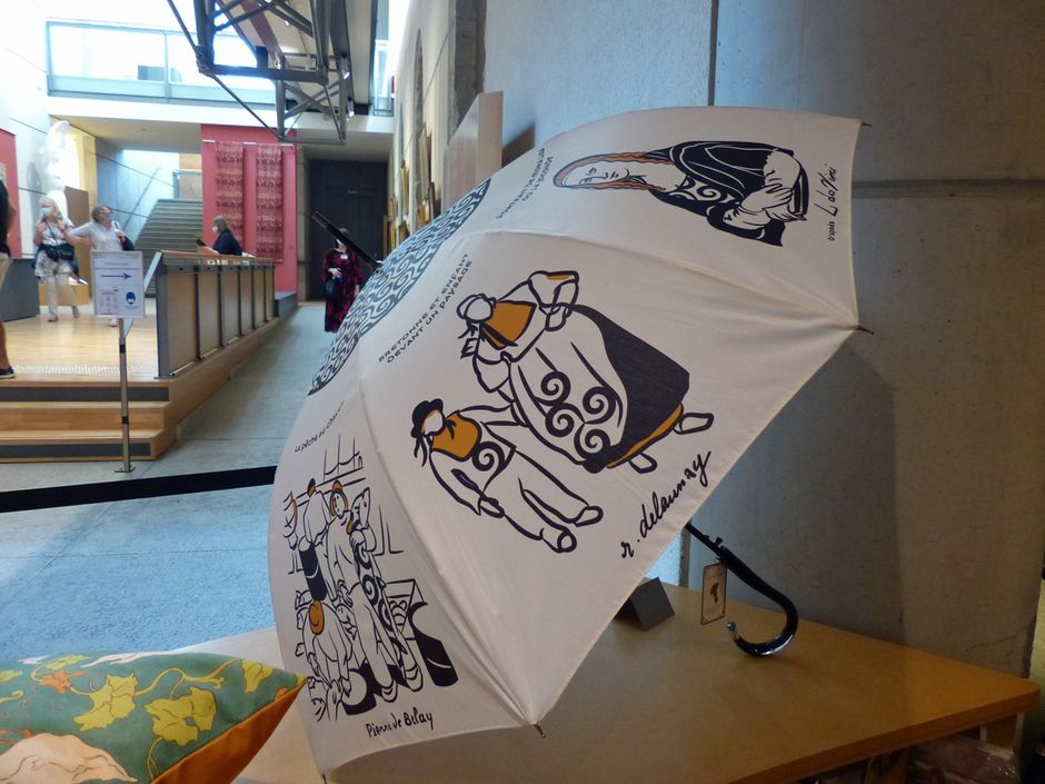 Le parapluie du musée (Voir légende ci-après)