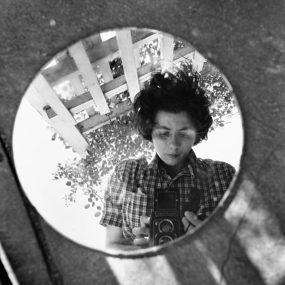 Vivian Maier (1926-2009), Autoportrait, New York, 1953, photographie © Estate of Vivian Maier, Courtesy of Maloof Collection and Howard Greenberg Gallery, NY (See the caption hereafter)