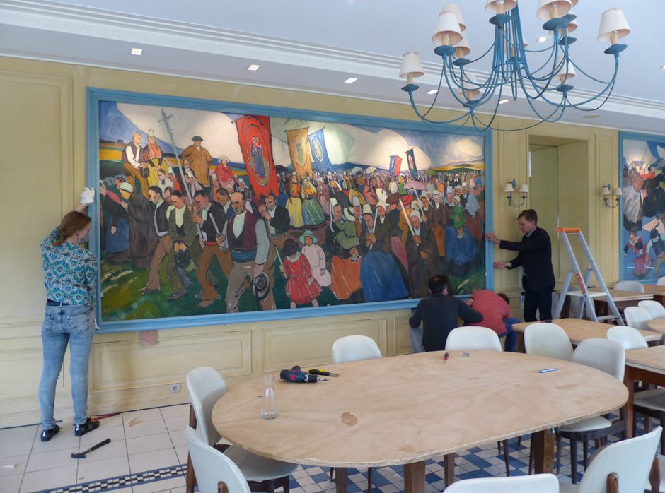 Démontage du décor de la salle à manger de l’hôtel Ker-Moor à Bénodet peint en 1923 par Pierre de Belay (1890-1947) (Voir légende ci-après)