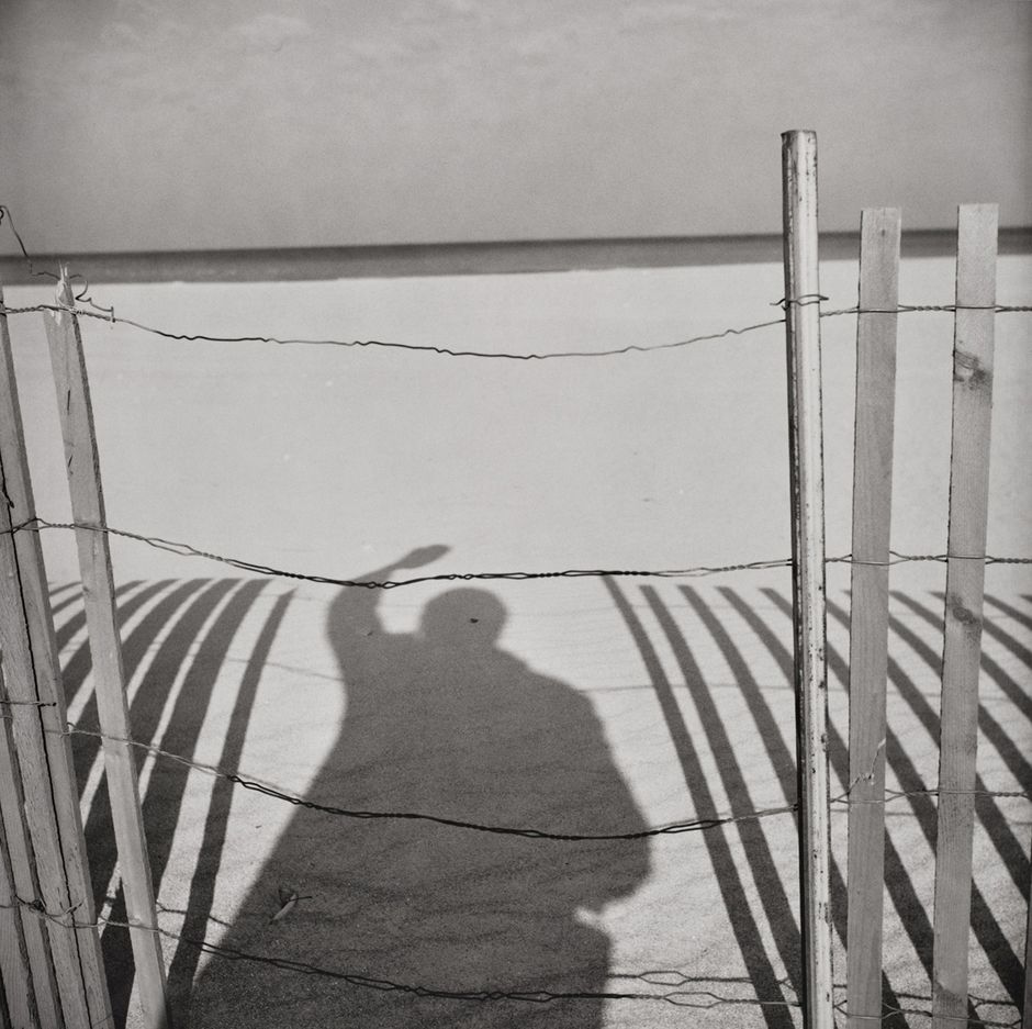 Vivian Maier (1926-2009), 'Autoportrait', non daté, tirage photographique en 2021 © Estate of Vivian Maier, Courtesy of Maloof Collection and Howard Greenberg Gallery, NY (Voir légende ci-après)