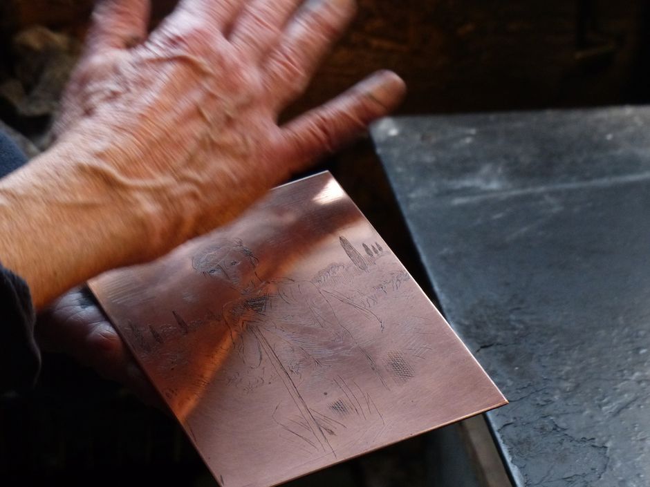 Essuyage de la plaque encrée à la paume de la main © Musée des beaux-arts de Quimper (Voir légende ci-après)