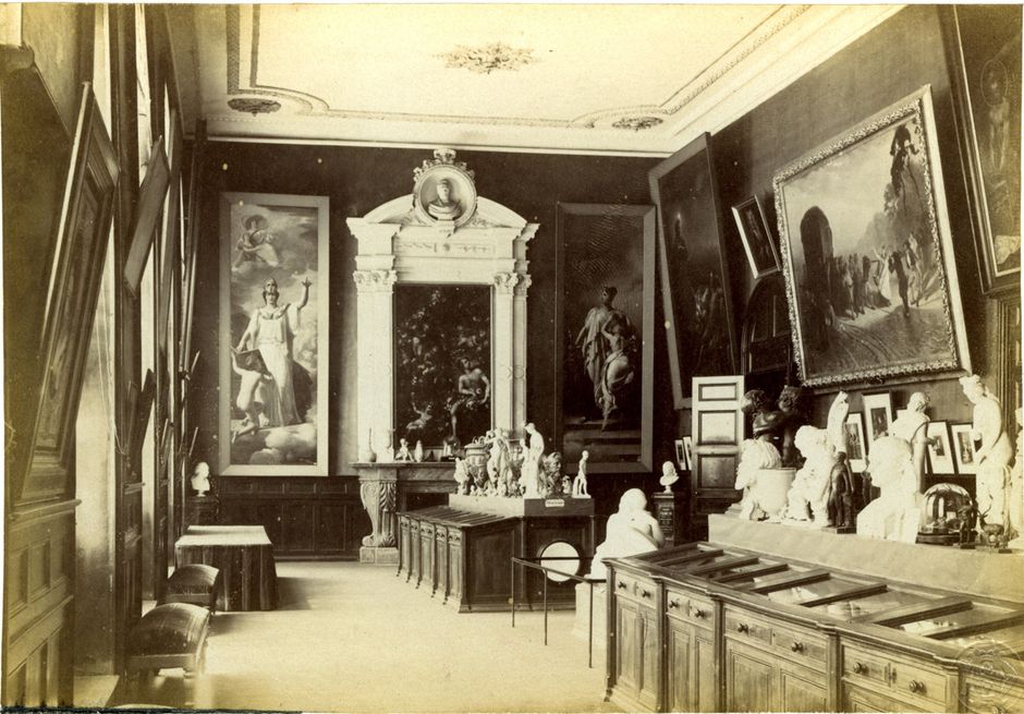Une salle du musée au 19e siècle (Voir légende ci-après)