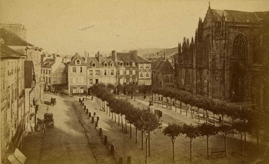 La place Saint-Corentin avant la construction du musée (Voir légende ci-après)