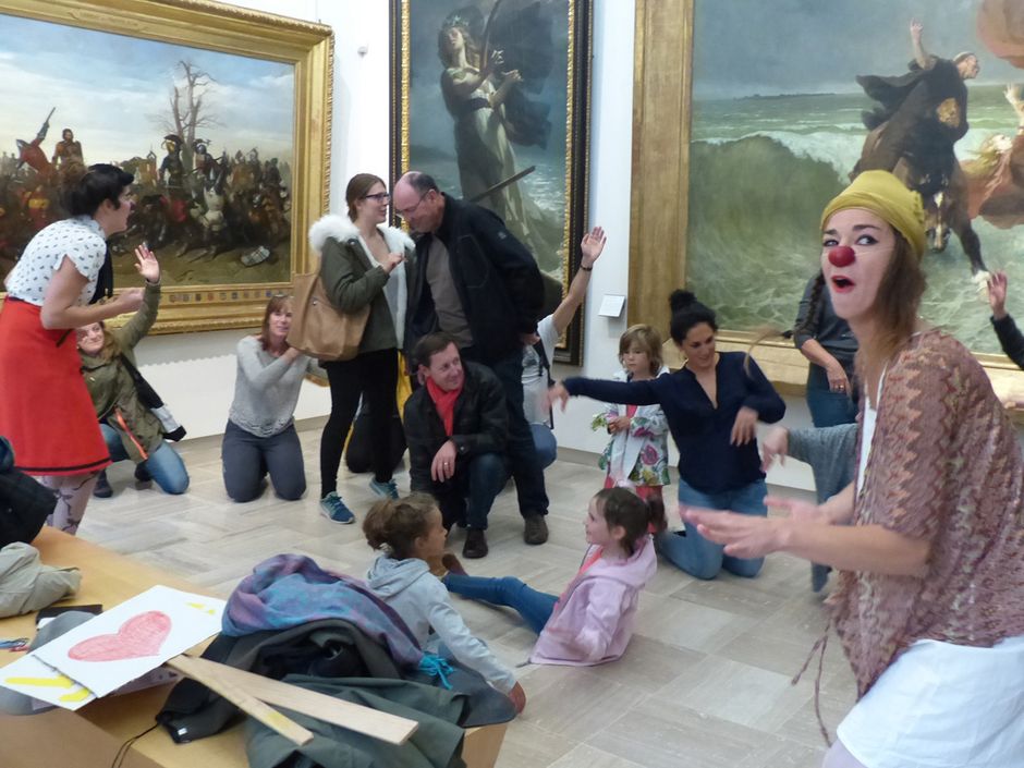 Les clowns au musée (Voir légende ci-après)