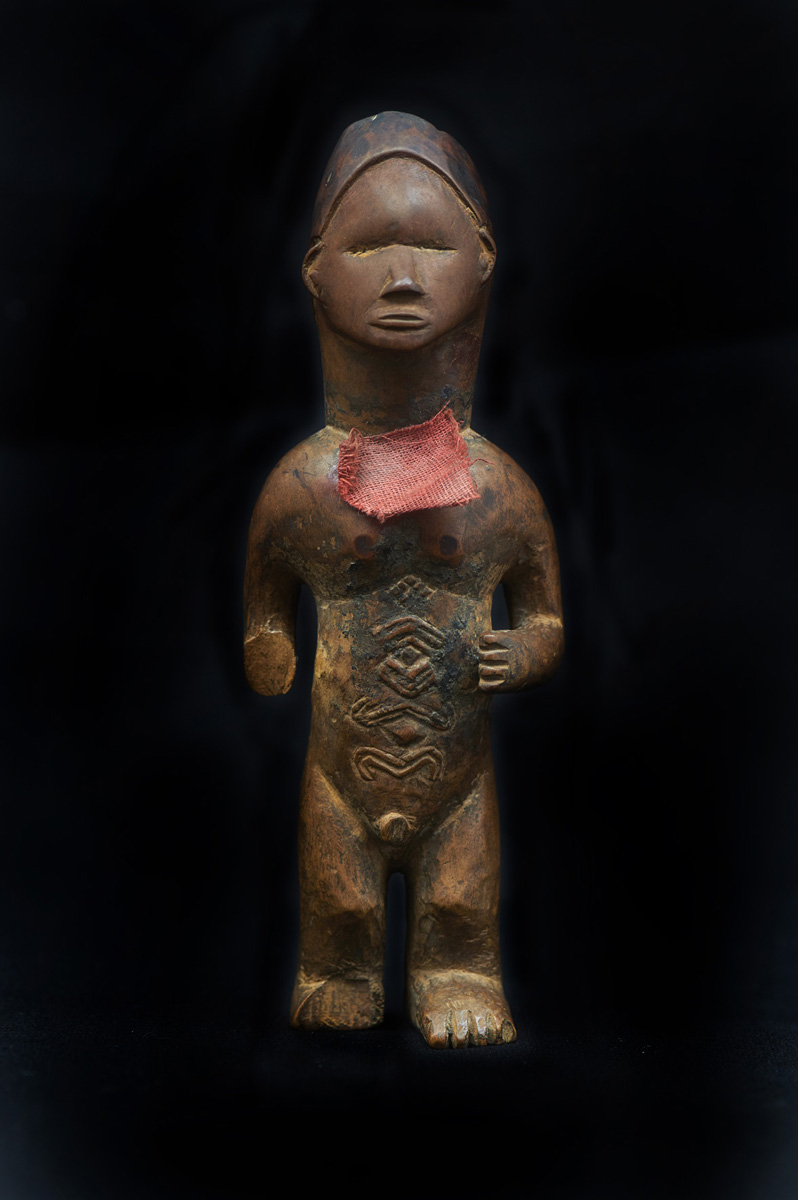Statuette représentant un ancêtre, Peuple Bembé, République démocratique du Congo, début du XXe siècle - Bois, 15 cm © Bernard Galéron (Voir légende ci-après)