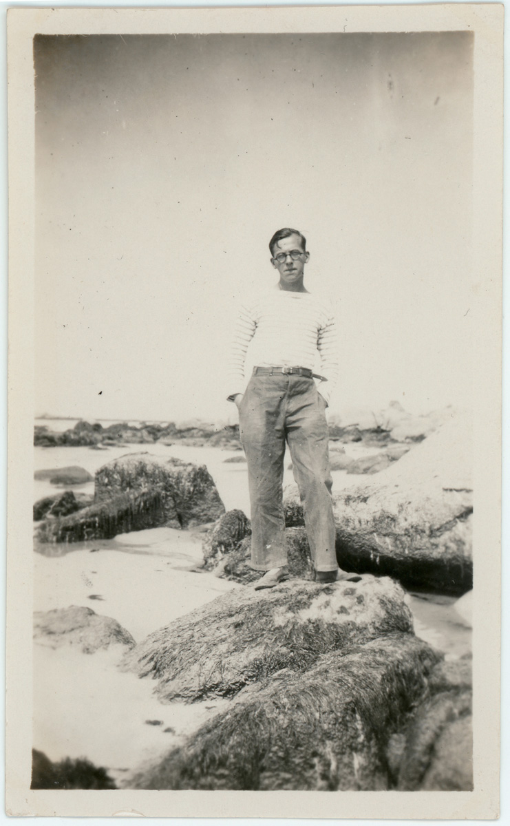 Photographie : Jean Le Moal vers 20 ans, sur la plage de Lampaul-Plouarzel, vers 1929 (Voir légende ci-dessous)