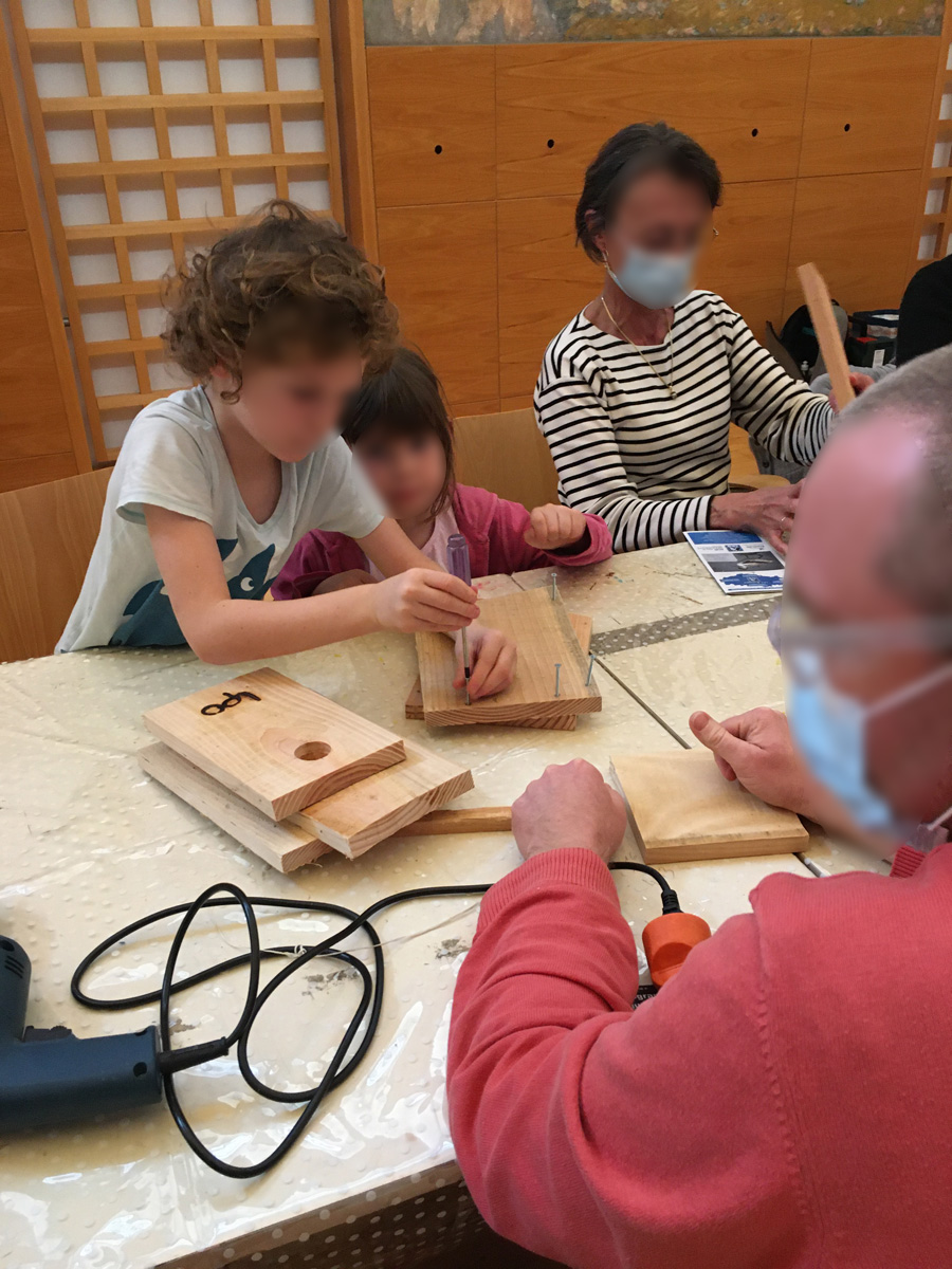 Atelier familial "Fabrication de nichoirs" avec la LPO Bretagne (Voir légende ci-après)
