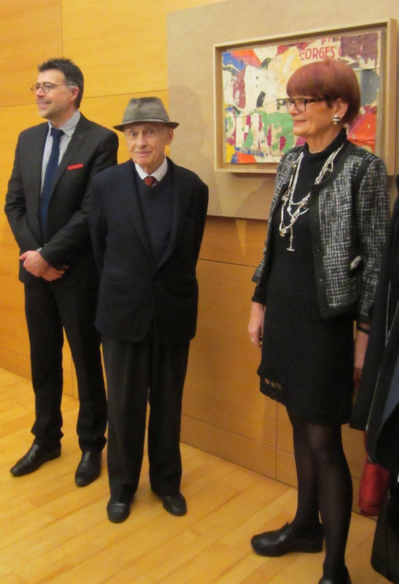 Les Amis du musée donnent un tableau de Jacques Villeglé en sa présence au musée en janvier 2016. (Voir légende ci-après)