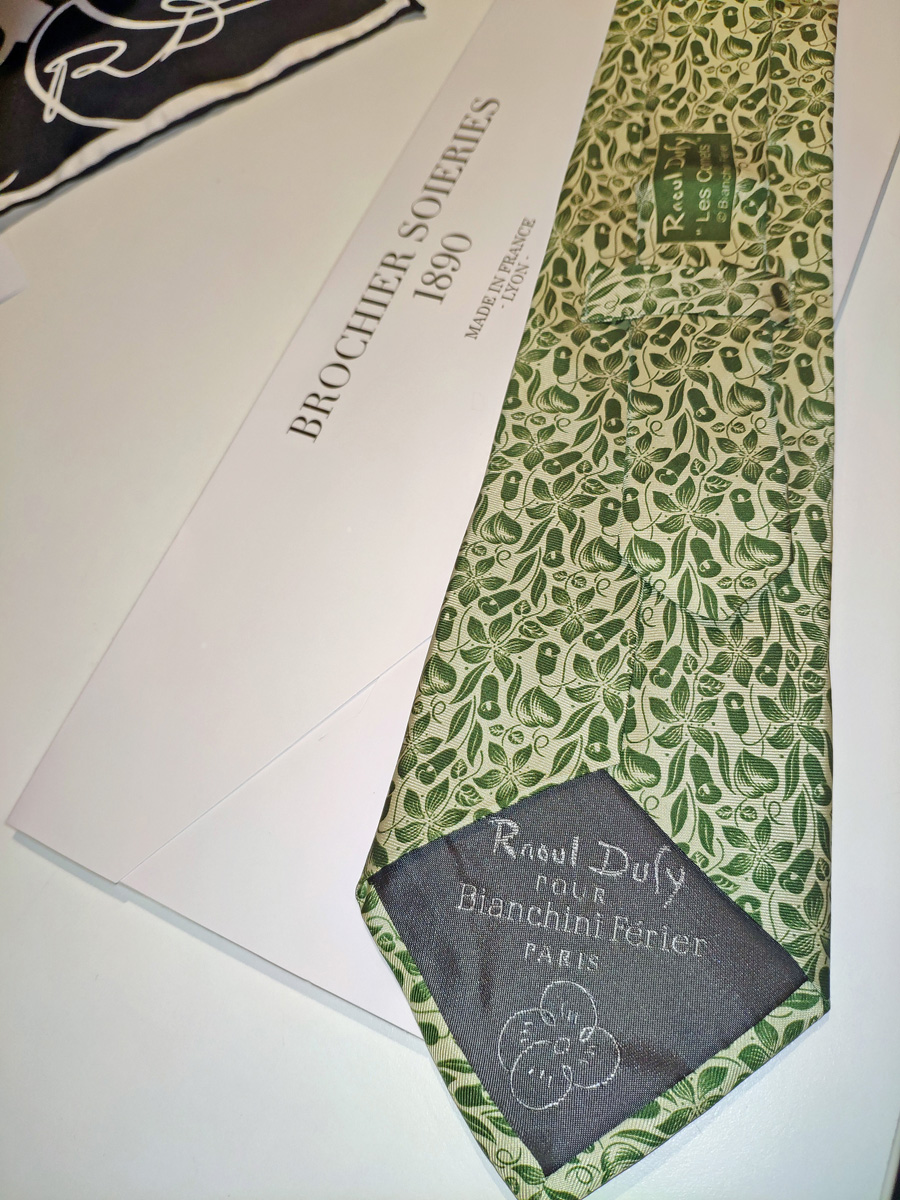 Cravate verte d'après Raoul Dufy (Voir légende ci-après)